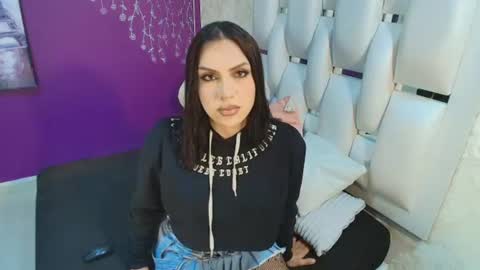 Snapshot of moom_ivy_ chatting on 06/14/26, 12:18 online show from 06/14/26, 12:18