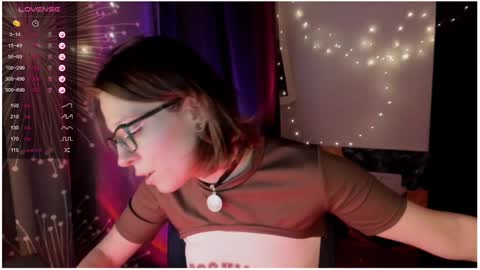 Snapshot of moon__girl chatting on 12/06/24, 11:03 Roxy online show from 12/06/24, 11:03