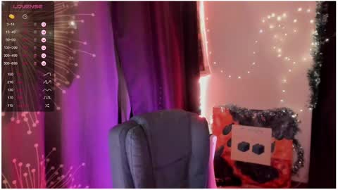 Snapshot of moon__girl chatting on 12/20/24, 11:16 Roxy online show from 12/20/24, 11:16