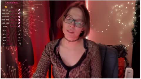 Snapshot of moon__girl chatting on 12/21/24, 10:51 Roxy online show from 12/21/24, 10:51