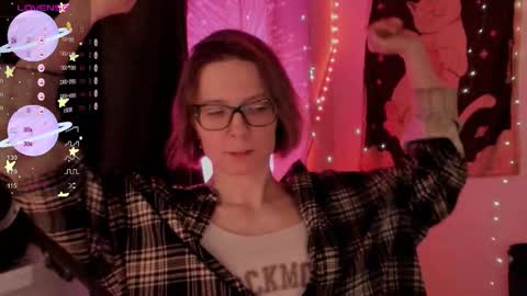 Snapshot of moon__girl chatting on 11/17/25, 08:03 Roxy online show from 11/17/25, 08:03