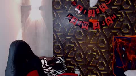 moon_and_fire_ online show from 10/30/25, 06:26