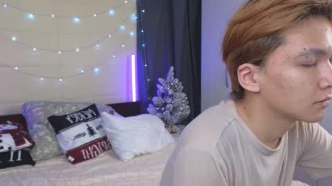 Snapshot of moon_felix chatting on 12/16/25, 08:19 Felix and Maddy online show from 12/16/25, 08:19