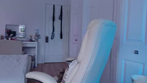 Snapshot of moon_light_girl chatting on 06/18/26, 12:09 moon_light_girl online show from 06/18/26, 12:09