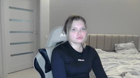 Snapshot of moon_lili chatting on 03/21/26, 01:37 moon_lili online show from 03/21/26, 01:37