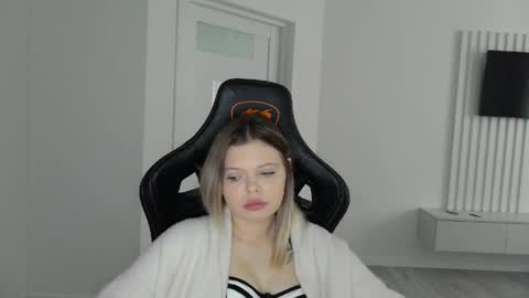 Snapshot of moon_lili chatting on 03/22/26, 12:30 moon_lili online show from 03/22/26, 12:30