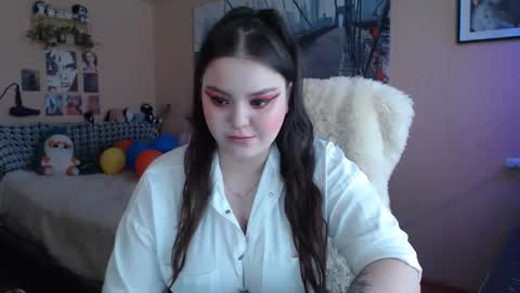 Snapshot of moon_sugar_ chatting on 04/19/26, 12:26 Keira online show from 04/19/26, 12:26