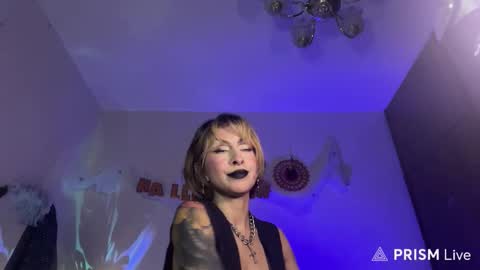 Snapshot of mooncinna chatting on 10/18/25, 08:20 Cinna online show from 10/18/25, 08:20