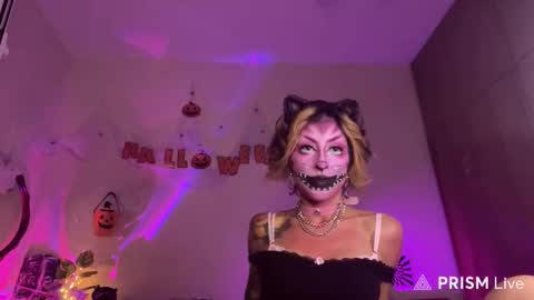 Snapshot of mooncinna chatting on 10/24/25, 11:56 Cinna online show from 10/24/25, 11:56