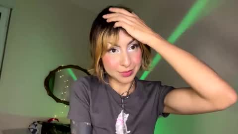 Snapshot of mooncinna chatting on 11/19/25, 11:16 Cinna online show from 11/19/25, 11:16