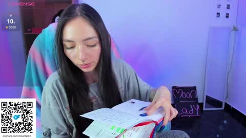 Snapshot of moonlady_ chatting on 12/07/24, 12:19 MOON online show from 12/07/24, 12:19