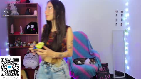 Snapshot of moonlady_ chatting on 12/08/24, 12:18 MOON online show from 12/08/24, 12:18