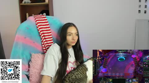 Snapshot of moonlady_ chatting on 12/21/24, 11:34 MOON online show from 12/21/24, 11:34