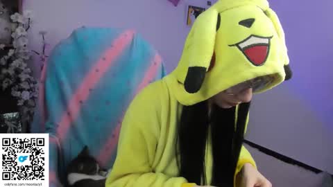 Snapshot of moonlady_ chatting on 09/15/25, 12:10 MOON online show from 09/15/25, 12:10