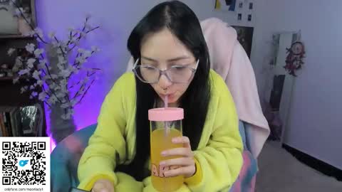 Snapshot of moonlady_ chatting on 11/16/25, 04:07 MOON online show from 11/16/25, 04:07