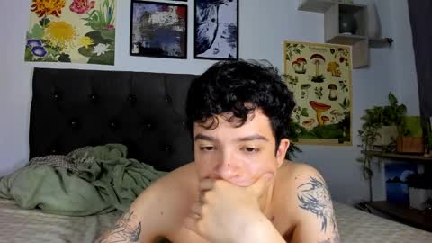 Snapshot of moonlight_baee chatting on 02/10/25, 05:47 Clove online show from 02/10/25, 05:47