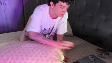 Snapshot of moonlight_baee chatting on 02/19/25, 06:00 Clove online show from 02/19/25, 06:00