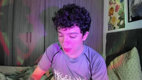 Snapshot of moonlight_baee chatting on 03/10/25, 08:26 Clove online show from 03/10/25, 08:26