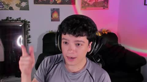 Snapshot of moonlight_baee chatting on 01/09/26, 04:26 Clove online show from 01/09/26, 04:26