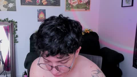 Snapshot of moonlight_baee chatting on 01/12/26, 04:56 Clove online show from 01/12/26, 04:56