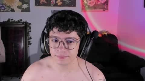 Snapshot of moonlight_baee chatting on 01/13/26, 05:35 Clove online show from 01/13/26, 05:35