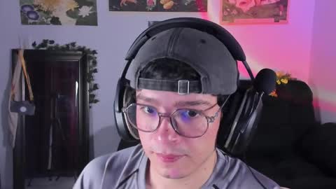 Snapshot of moonlight_baee chatting on 02/18/26, 05:36 Clove online show from 02/18/26, 05:36