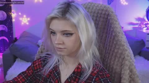 Snapshot of moonlight_mia chatting on 12/15/24, 04:37 Mia online show from 12/15/24, 04:37