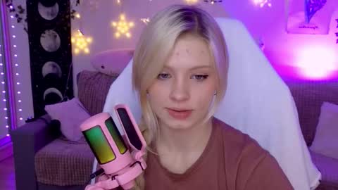 Snapshot of moonlight_mia chatting on 10/14/25, 05:25 Mia online show from 10/14/25, 05:25