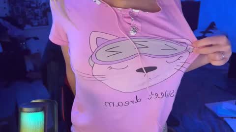 Snapshot of moonlight_mia chatting on 10/18/25, 09:37 Mia online show from 10/18/25, 09:37