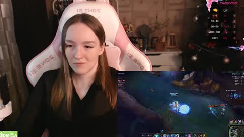 Snapshot of moonlish_siren chatting on 01/21/25, 10:51 Katrin online show from 01/21/25, 10:51