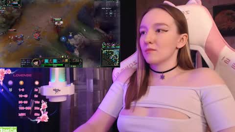 Snapshot of moonlish_siren chatting on 02/15/25, 08:01 Katrin online show from 02/15/25, 08:01