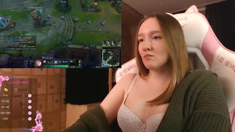 Snapshot of moonlish_siren chatting on 10/09/25, 08:18 Katrin online show from 10/09/25, 08:18