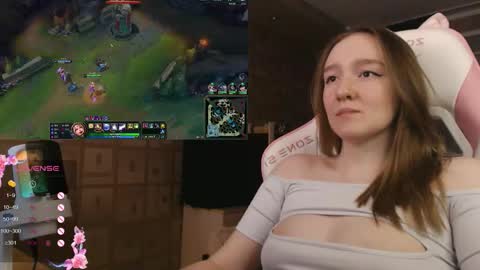 Snapshot of moonlish_siren chatting on 10/11/25, 08:29 Katrin online show from 10/11/25, 08:29