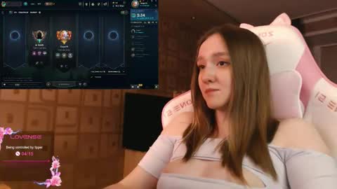 Snapshot of moonlish_siren chatting on 10/22/25, 11:04 Katrin online show from 10/22/25, 11:04