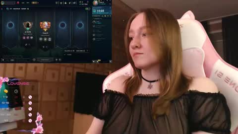 Snapshot of moonlish_siren chatting on 10/23/25, 08:18 Katrin online show from 10/23/25, 08:18