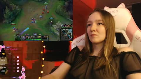 Snapshot of moonlish_siren chatting on 10/24/25, 08:16 Katrin online show from 10/24/25, 08:16