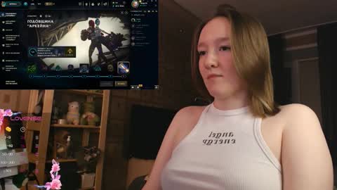 Snapshot of moonlish_siren chatting on 11/27/25, 08:44 Katrin online show from 11/27/25, 08:44