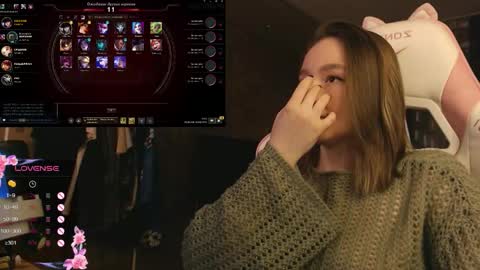 Snapshot of moonlish_siren chatting on 12/15/25, 05:06 Katrin online show from 12/15/25, 05:06