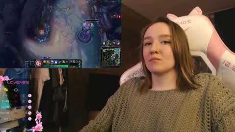 Snapshot of moonlish_siren chatting on 12/17/25, 06:25 Katrin online show from 12/17/25, 06:25