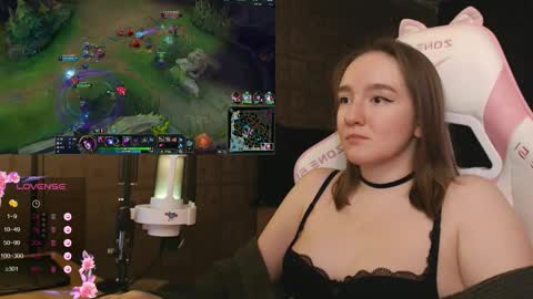 Snapshot of moonlish_siren chatting on 02/04/26, 08:25 Katrin online show from 02/04/26, 08:25