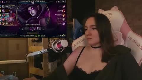 Snapshot of moonlish_siren chatting on 05/31/26, 09:38 Katrin online show from 05/31/26, 09:38