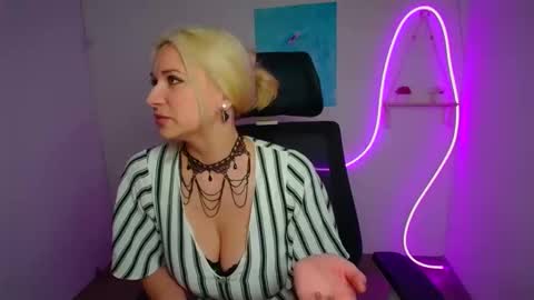 Snapshot of moonsusanna chatting on 04/03/26, 11:41 Susanna online show from 04/03/26, 11:41