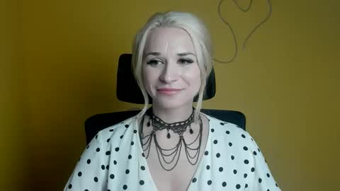 Snapshot of moonsusanna chatting on 04/13/26, 11:27 Susanna online show from 04/13/26, 11:27