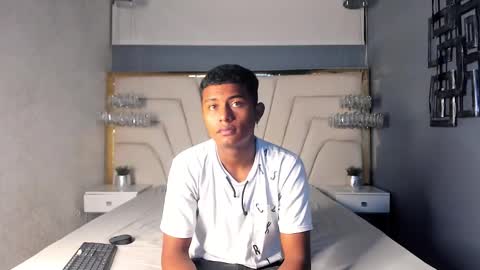 Snapshot of morenitodigno chatting on 10/15/25, 06:52 Mmorenito online show from 10/15/25, 06:52