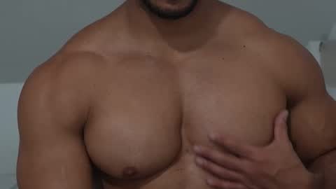 Snapshot of moreno1muscular chatting on 11/17/25, 10:59 moreno1muscular online show from 11/17/25, 10:59