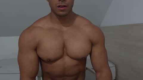 Snapshot of moreno1muscular chatting on 11/21/25, 02:10 moreno1muscular online show from 11/21/25, 02:10