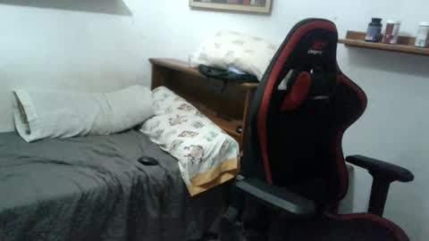 Snapshot of morenoch19 chatting on 09/08/25, 04:17 alejo online show from 09/08/25, 04:17