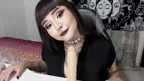 Snapshot of morganmoon1 chatting on 09/18/25, 06:21 Morgan Moon online show from 09/18/25, 06:21