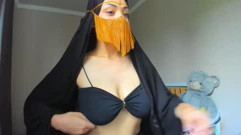 Snapshot of moroccan_diamond_ chatting on 05/10/26, 07:13 Medina online show from 05/10/26, 07:13