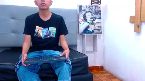 Snapshot of mortelle_ chatting on 11/12/25, 01:44 MORTELLE online show from 11/12/25, 01:44